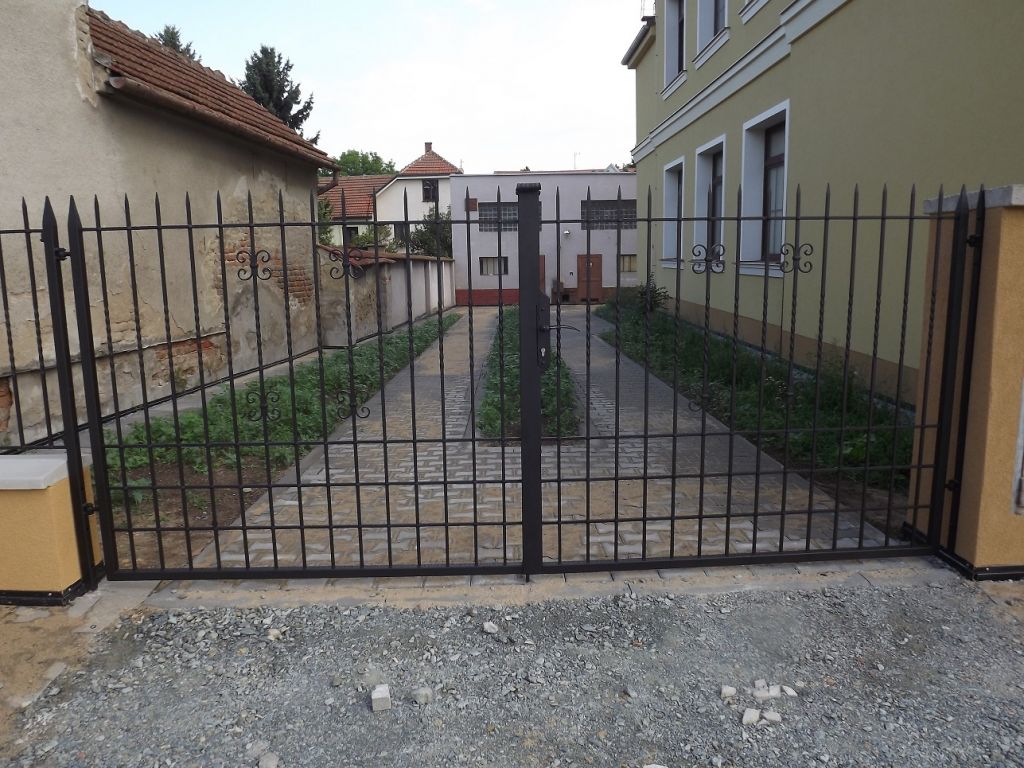 Kovan� br�na a oplocen� - St�elice - kovaná brána Střelice.jpe