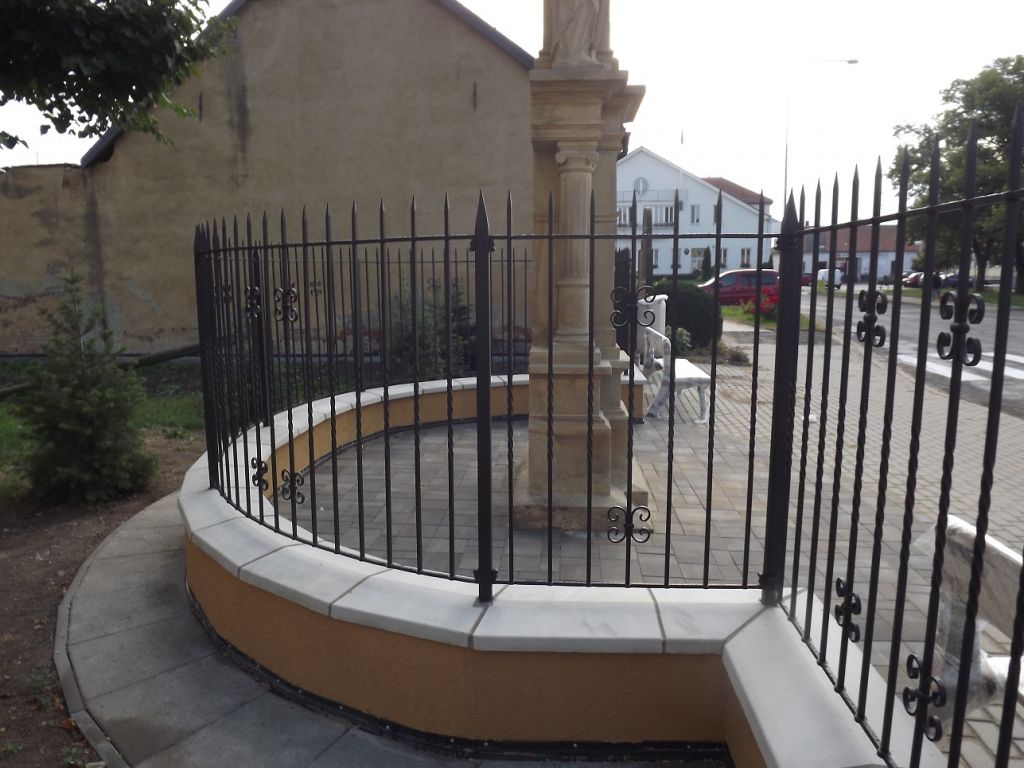 Kovan� br�na a oplocen� - St�elice - oplocení - Střelice 3.jpe