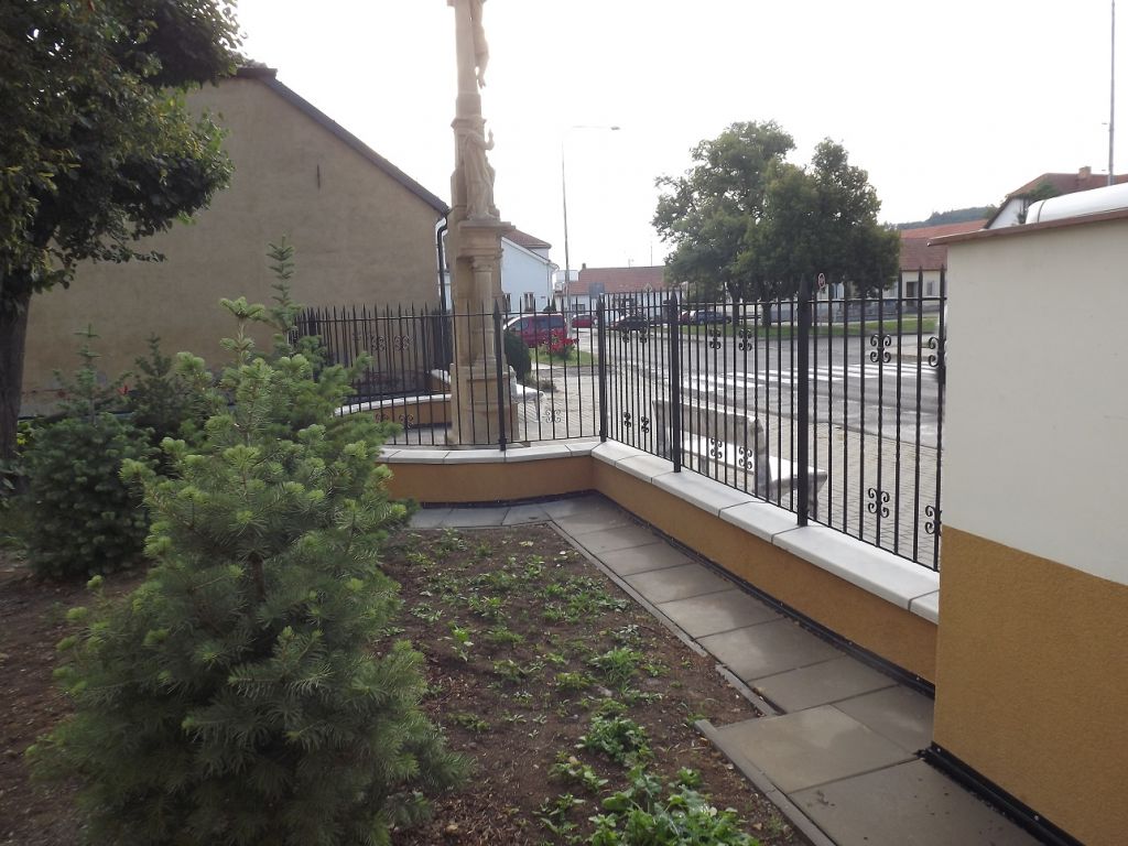 Kovan� br�na a oplocen� - St�elice - oplocení -Střelice 2.jpe