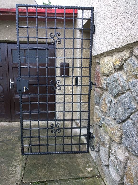 Bezpe�nostn� m��e dve�� a oken - Klobouky u Brna - kovaná mříž dveří_1