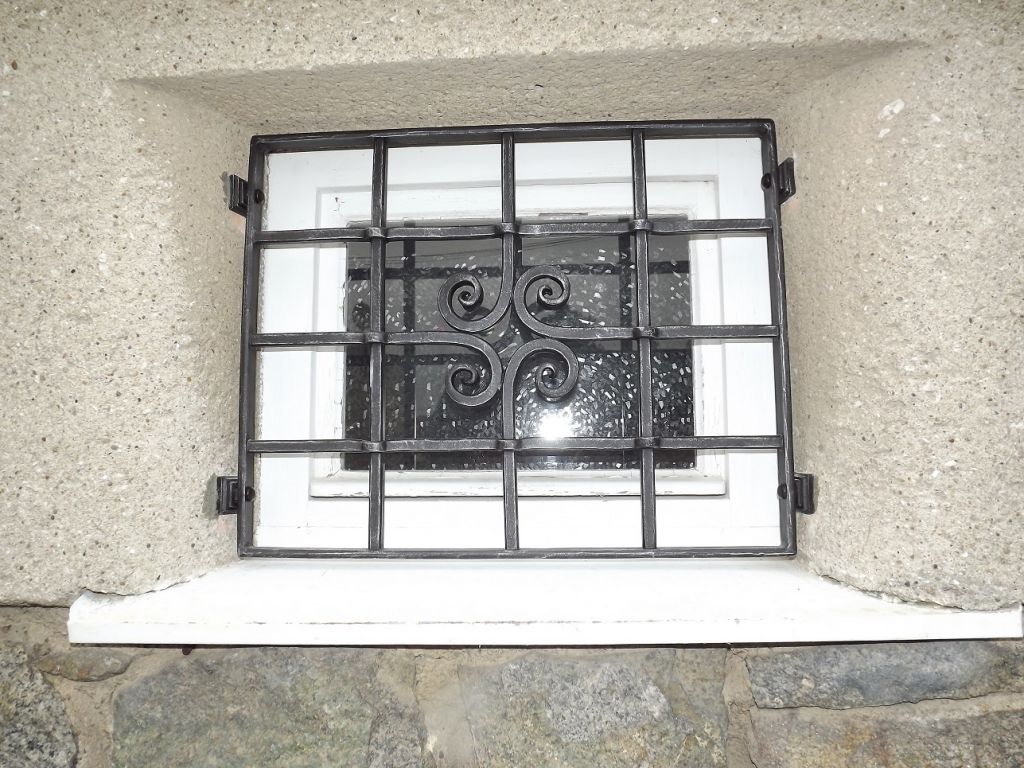 Bezpe�nostn� m��e dve�� a oken - Klobouky u Brna - kované mříže do oken_2