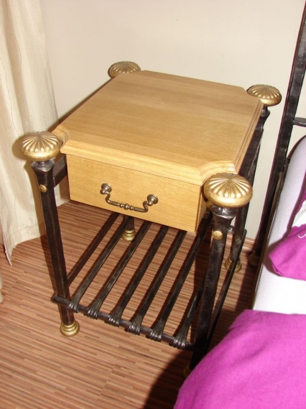 Kovan� no�n� stolky - Noční_stolek_01