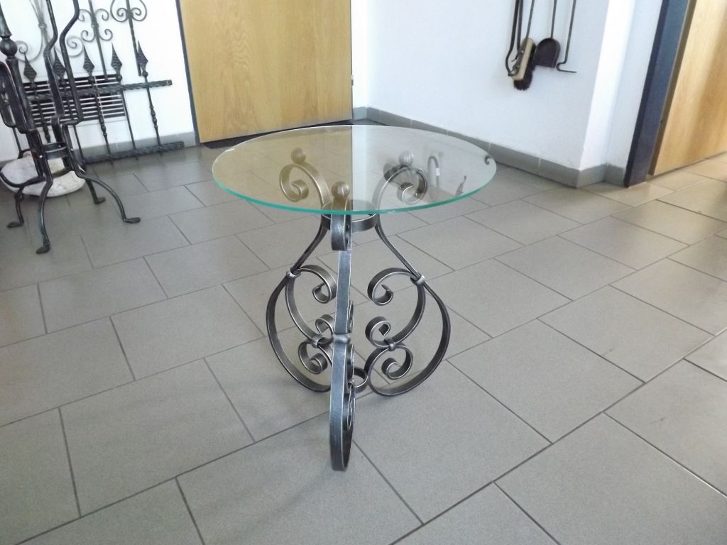 Kovan� stoly a �idle - kovaný skleněný stůl