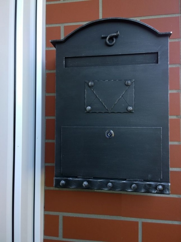 Okrasn� kovan� dopl�ky - oštovní schránka Těšany