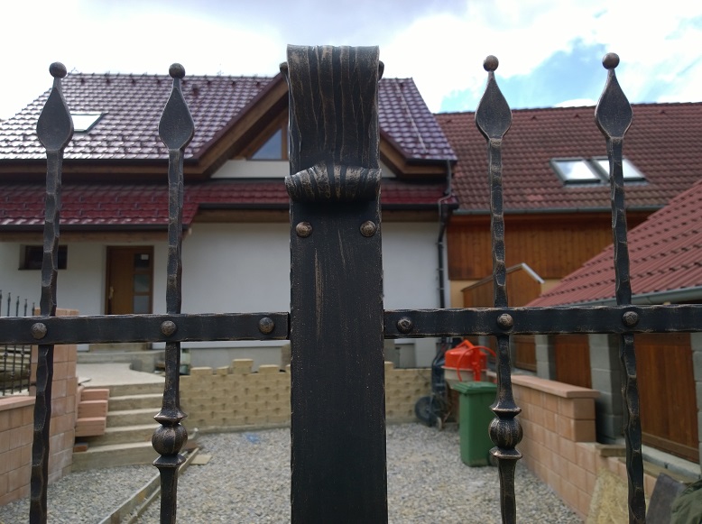 Kovan� br�na, branka a plot - Velatice - kovaná brána - detail