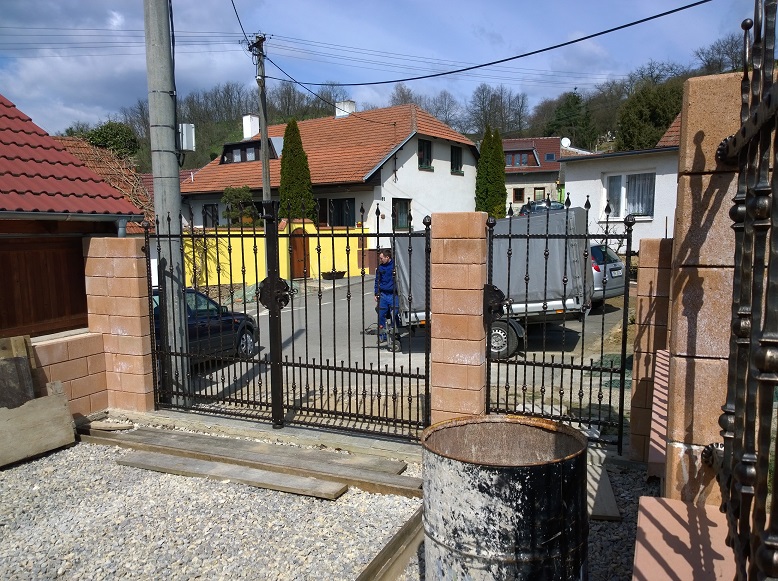 Kovan� br�na, branka a plot - Velatice - kovaná brána a branka - pohled