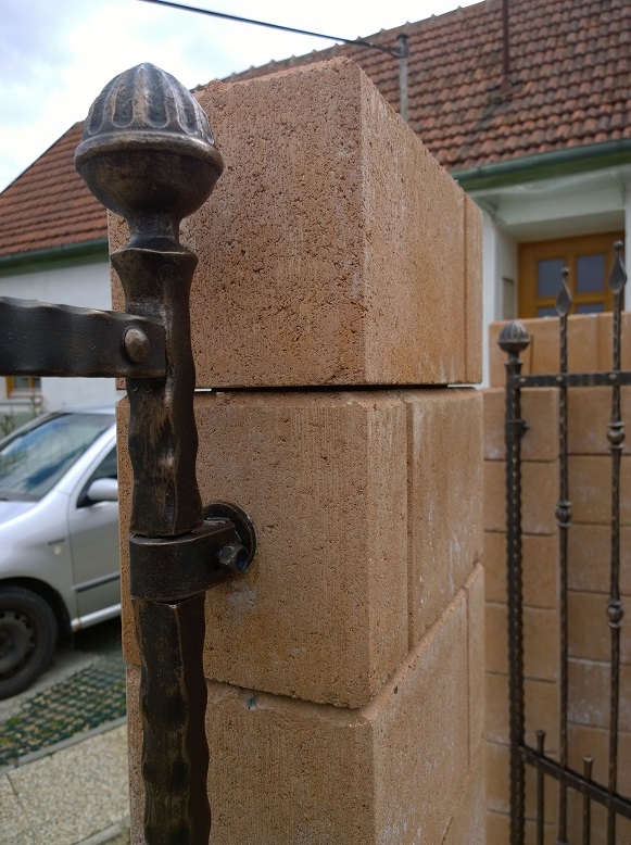 Kovan� br�na, branka a plot - Velatice - kovaná branka - detail_1
