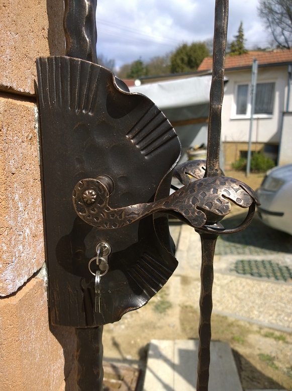 Kovan� br�na, branka a plot - Velatice - kovaná branka - klika