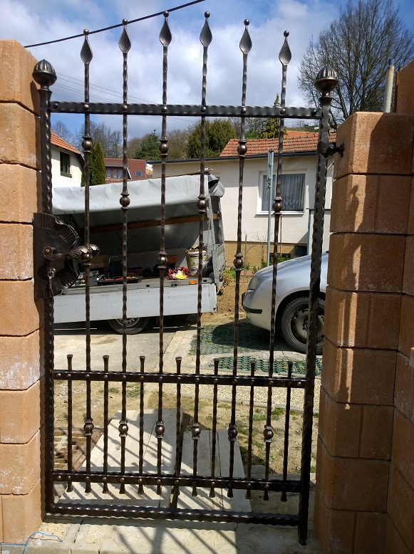 Kovan� br�na, branka a plot - Velatice - kovaná branka