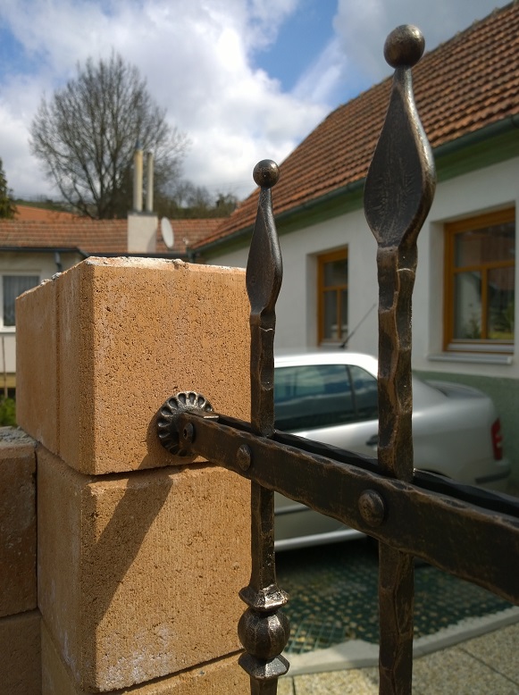 Kovan� br�na, branka a plot - Velatice - kovaný plot-detail