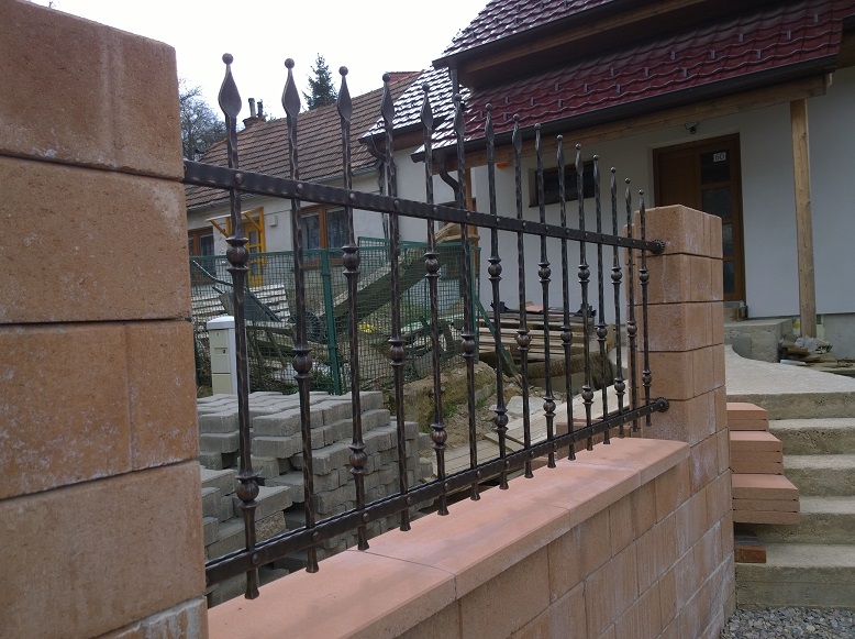 Kovan� br�na, branka a plot - Velatice - kovaný plot_1