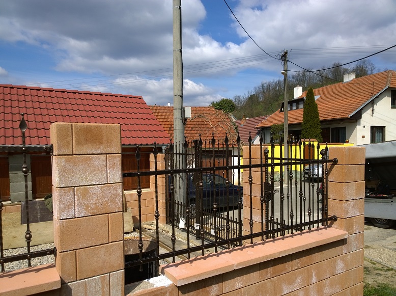 Kovan� br�na, branka a plot - Velatice - kovaný plot_2