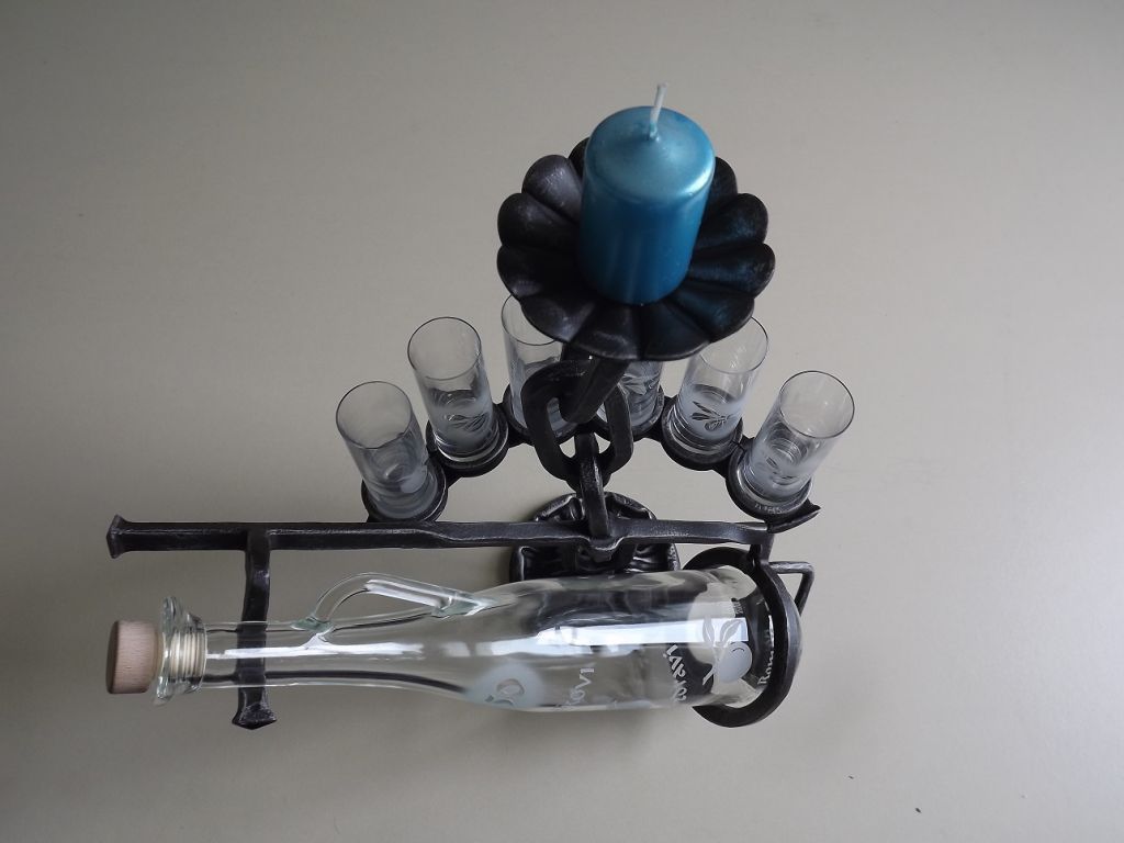 Kovan� stojan na l�hev slivovice - Kovaný stojánek na láhev slivovice se skleničkami