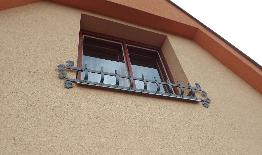 Kovan okenn zbrany pro kvtine a truhlky - okenní zábrana Vojkovice