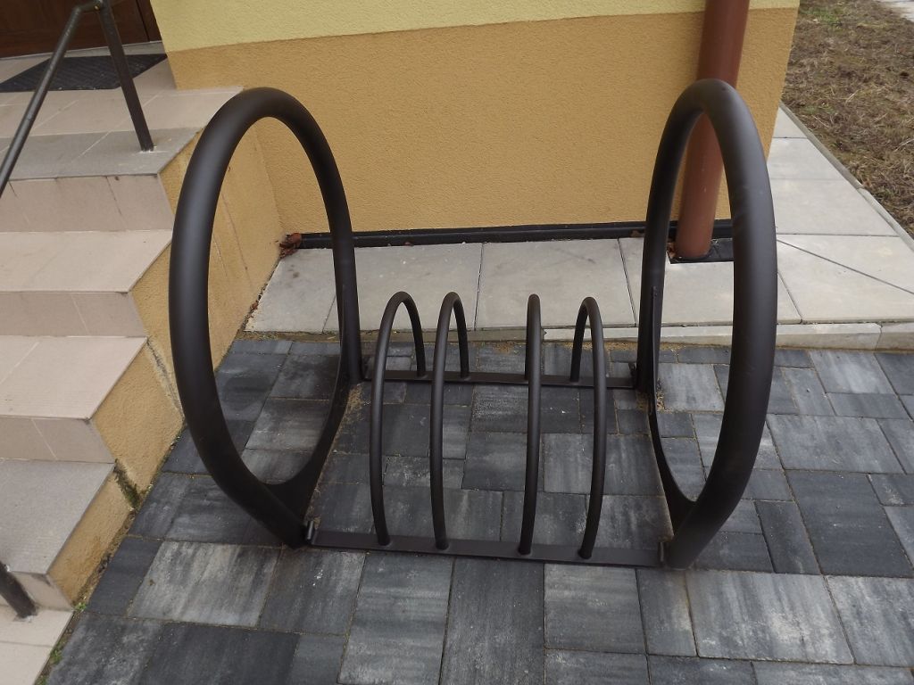 Kovan� stojan na kola - stojan na kola po úpravě