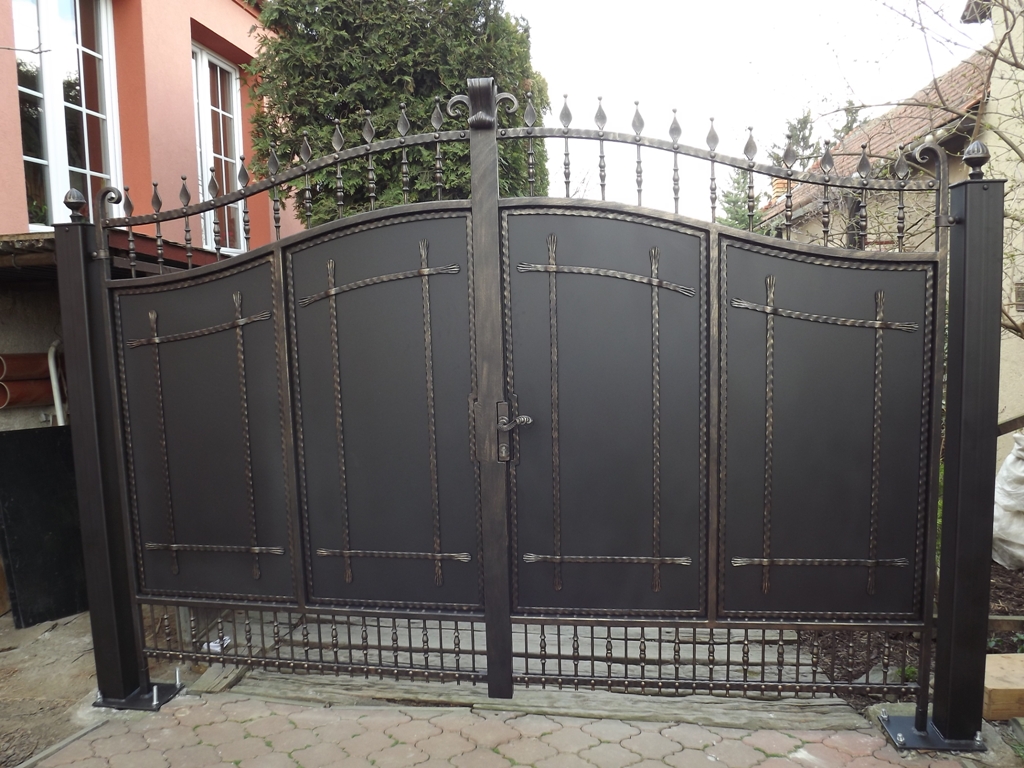 Dvouk��dl� kovan� br�na - Dvoukřídlá brána - kovaná_01.jpe