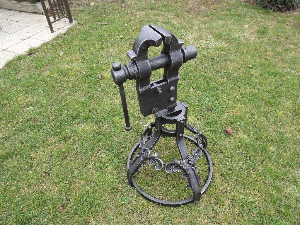 Dekorace zahrady - Kovaný stojan na kovářský svěrák ( dekorace na zahradu)