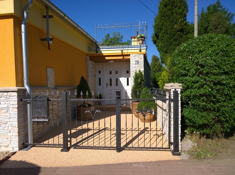 Kovan� branka dvouk��dl� - Kovaná dvoukřídlá branka - Újezd u Brna