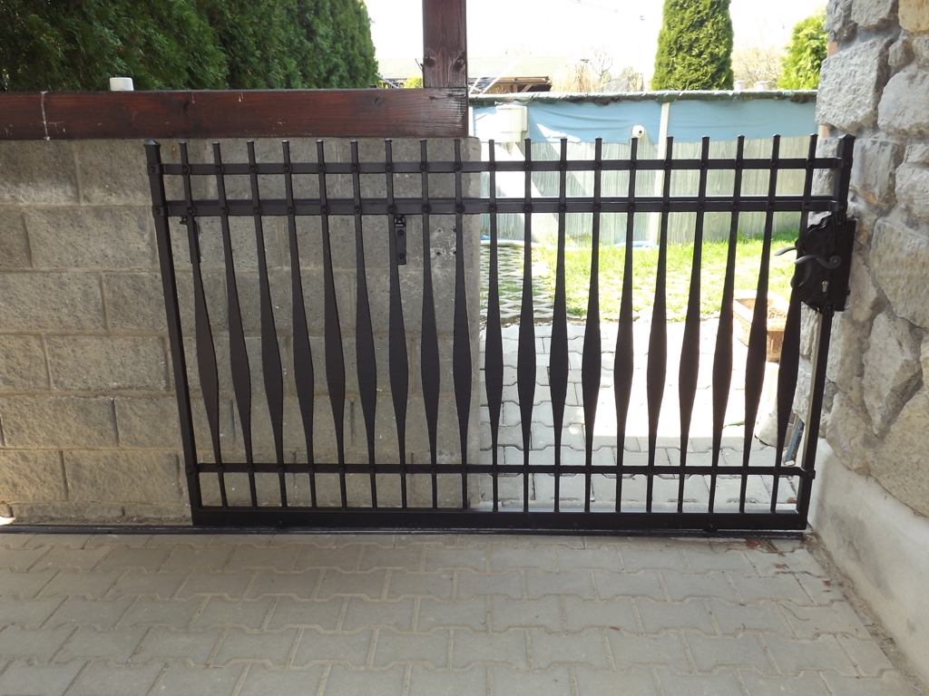 Kovan� pojezdov� br�na Hranice - Hranice_brána1.jpe