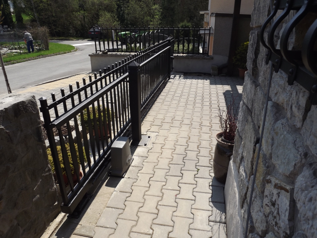 Kovan� pojezdov� br�na Hranice - Hranice_brána2.jpe