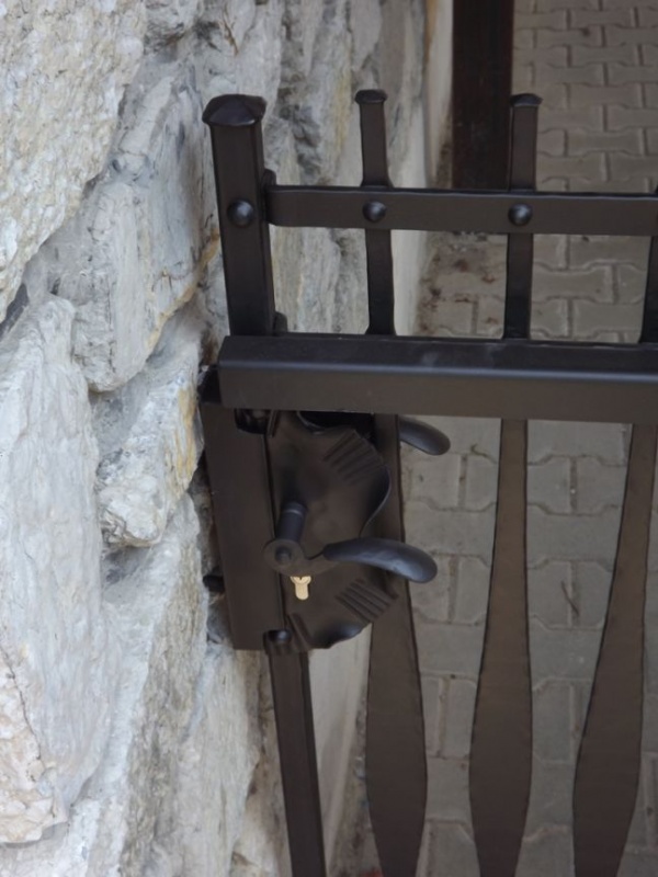 Kovan� pojezdov� br�na Hranice - Hranice_brána6.jpe