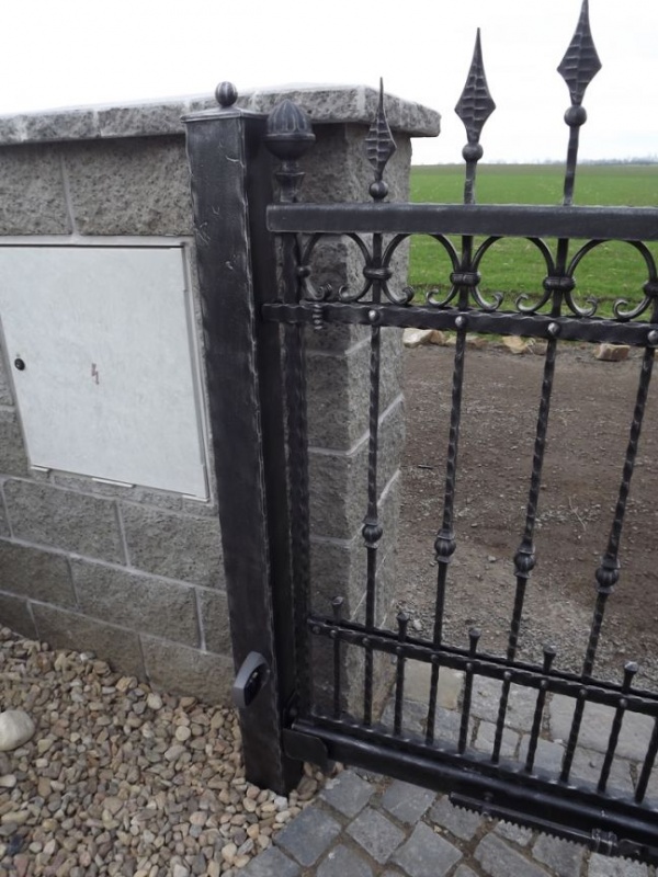 V�roba kovan�ch bran Brno - kovaná brána Kobylnice 1.jpe