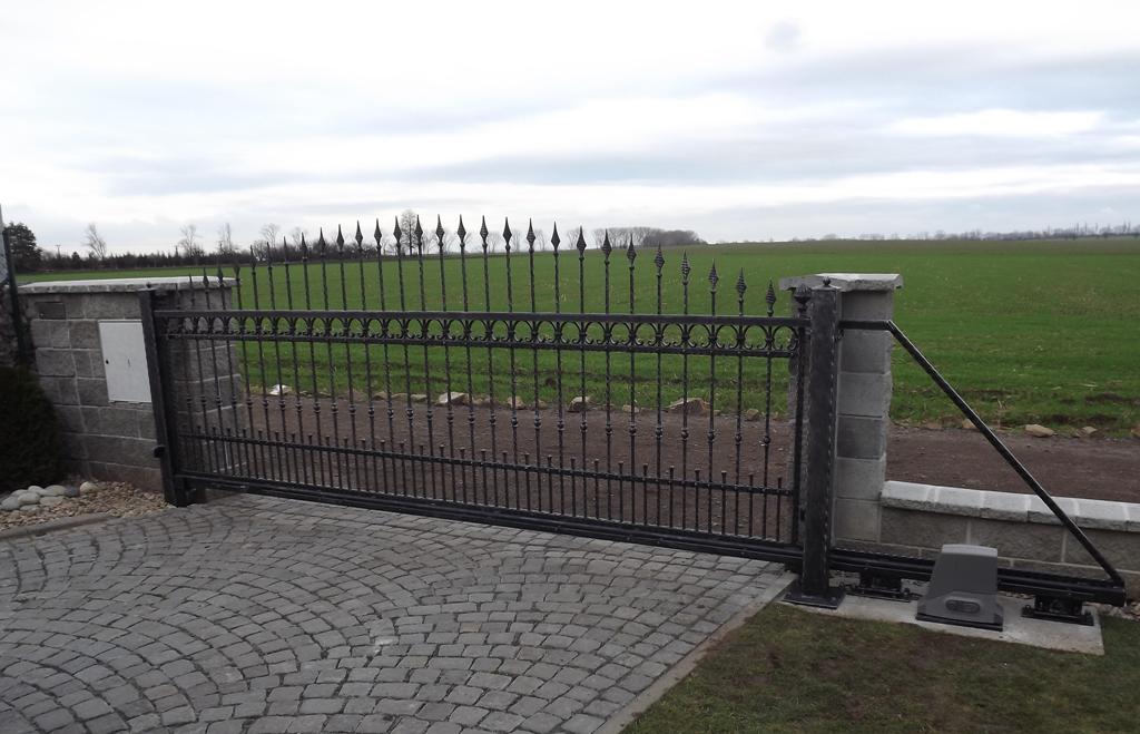 V�roba kovan�ch bran Brno - kovaná brána Kobylnice 2.jpe
