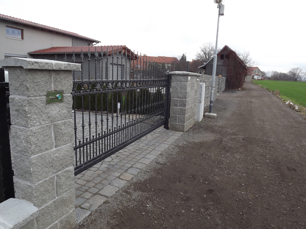 V�roba kovan�ch bran Brno - kovaná brána Kobylnice 3.jpe