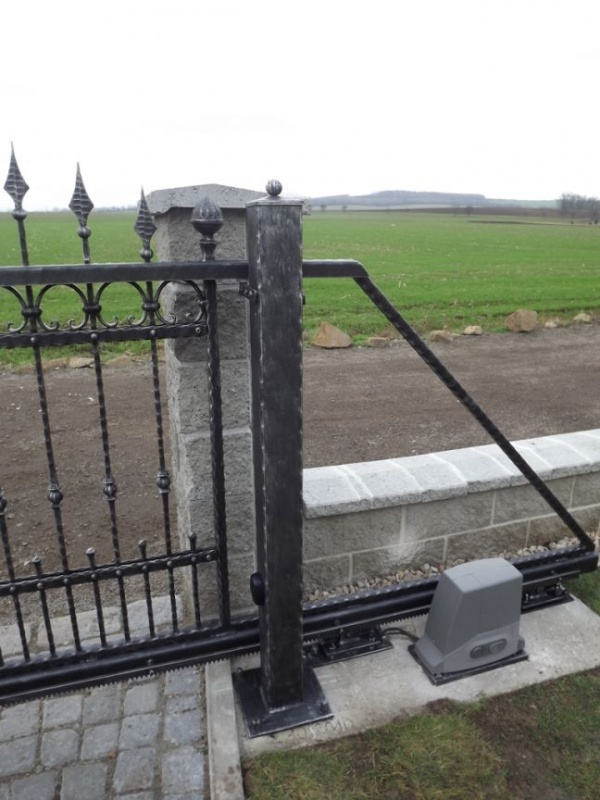 V�roba kovan�ch bran Brno - kovaná brána Kobylnice 4.jpe