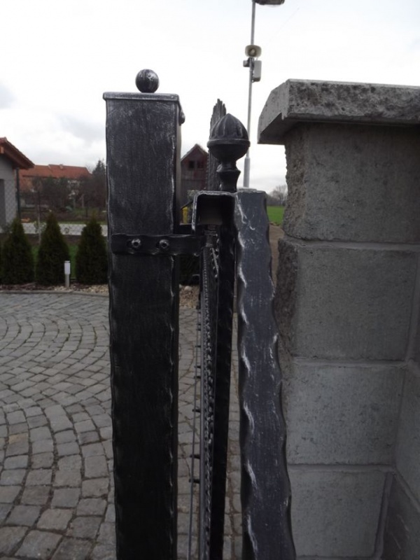 V�roba kovan�ch bran Brno - kovaná brána Kobylnice 5.jpe