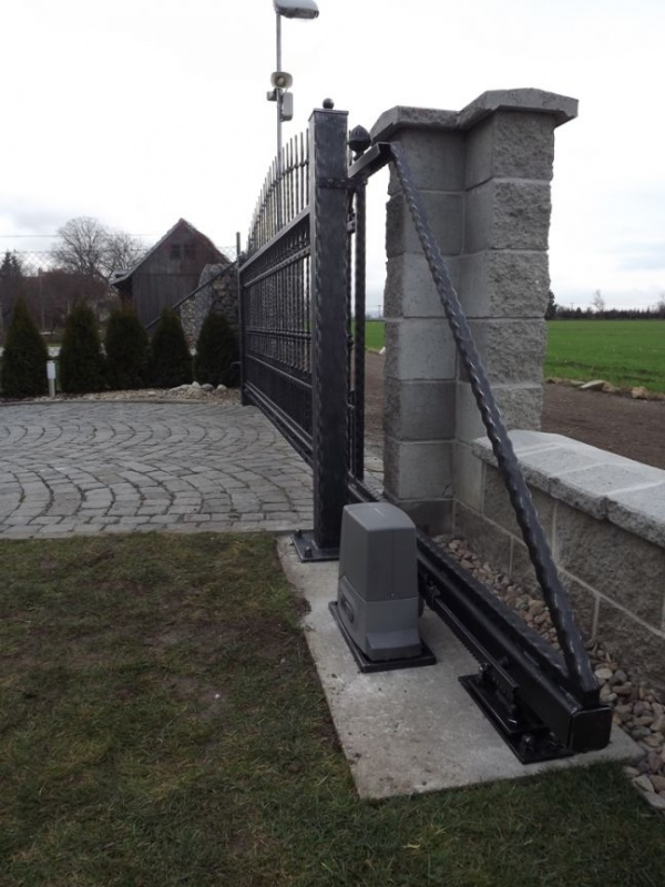 V�roba kovan�ch bran Brno - kovaná brána Kobylnice 6.jpe