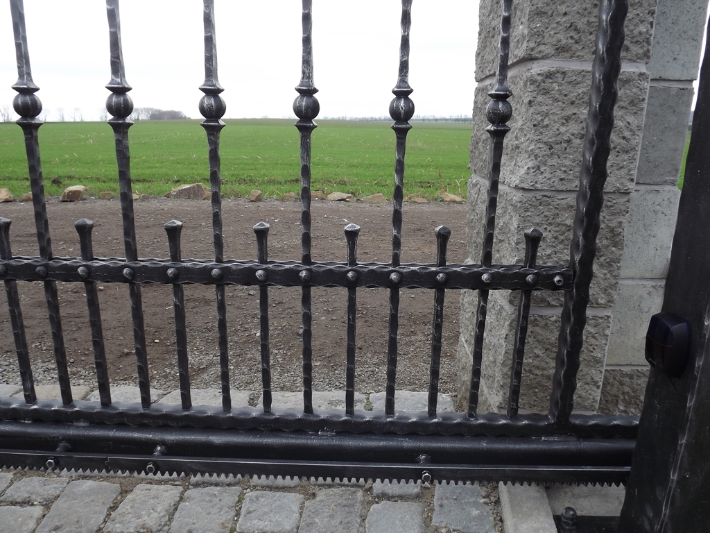 V�roba kovan�ch bran Brno - kovaná brána Kobylnice 7.jpe