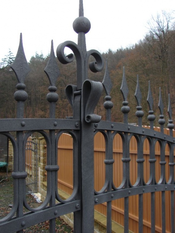 Kovan� br�na Brno - Bystrc - brána_bystrc_02.jpe