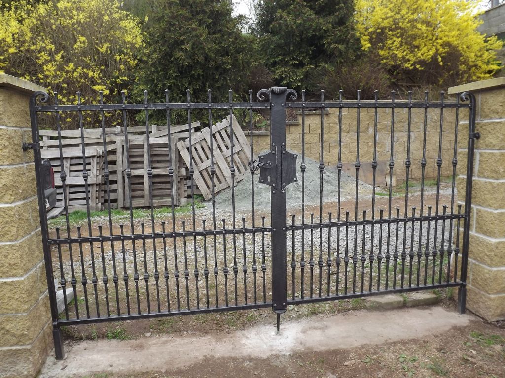 Kovan� br�na, branka a plot Svit�vka - Kovaná brána Svitávka 1