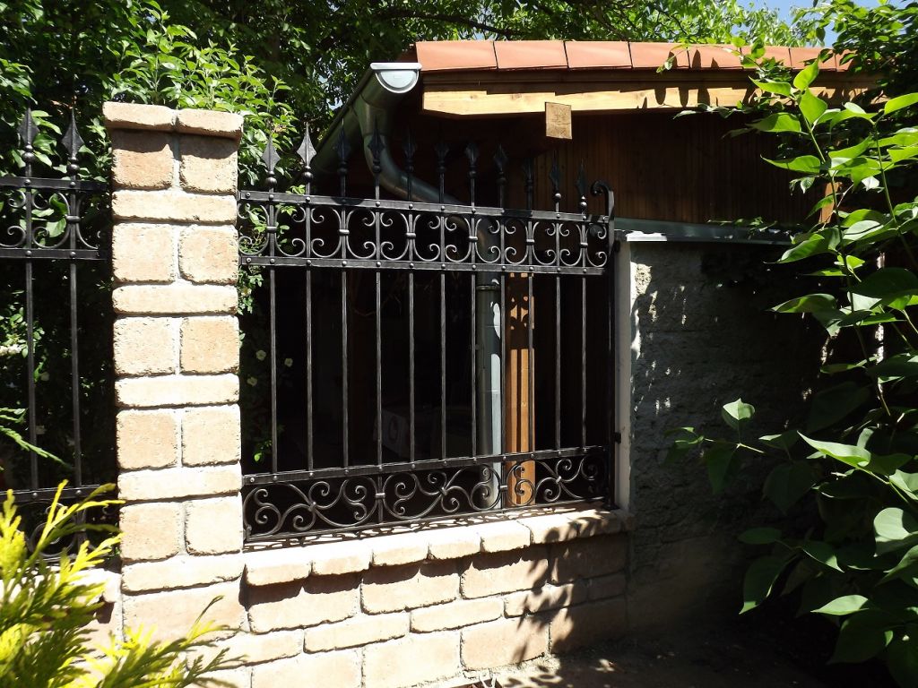 Kovan� branka s plotem - �jezd u Brna - DSCF2459