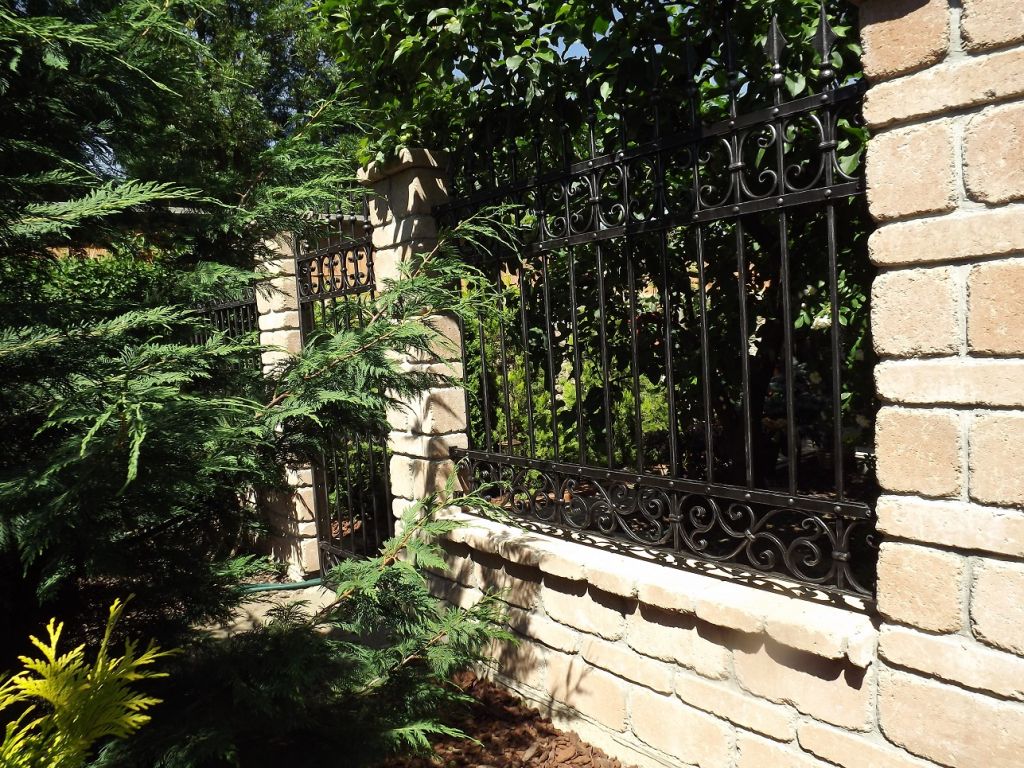 Kovan� branka s plotem - �jezd u Brna - DSCF2462