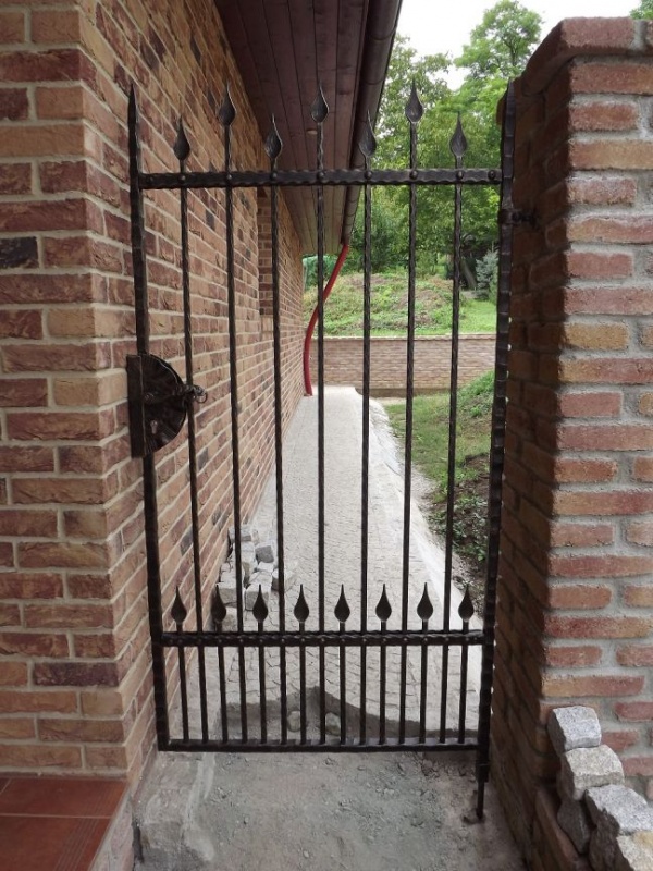 Branka a ploty Klobouky u Brna - Klobouky - kovaná branka_01