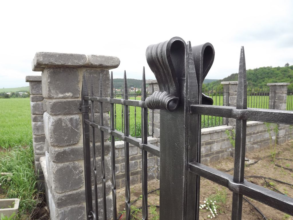 Kovan� br�na, branka a oplocen� - Tetčice - kovaná branka_02