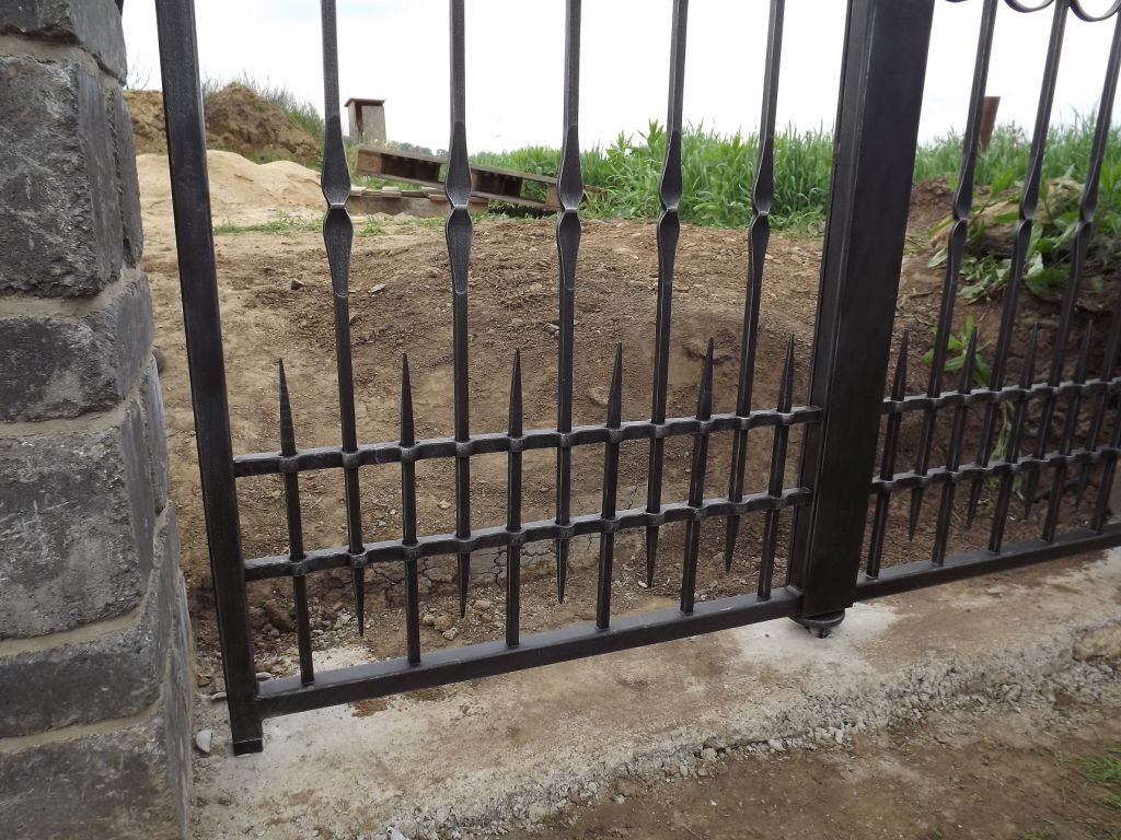 Kovan� br�na, branka a oplocen� - Tetčice - kovaná branka_03