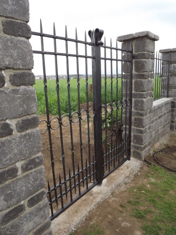 Kovan� br�na, branka a oplocen� - Tetčice - kovaná branka_04