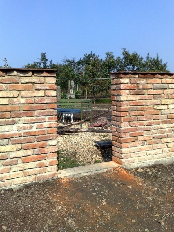 Kovan� branka M�n�n - kovaná branka Měnín 00