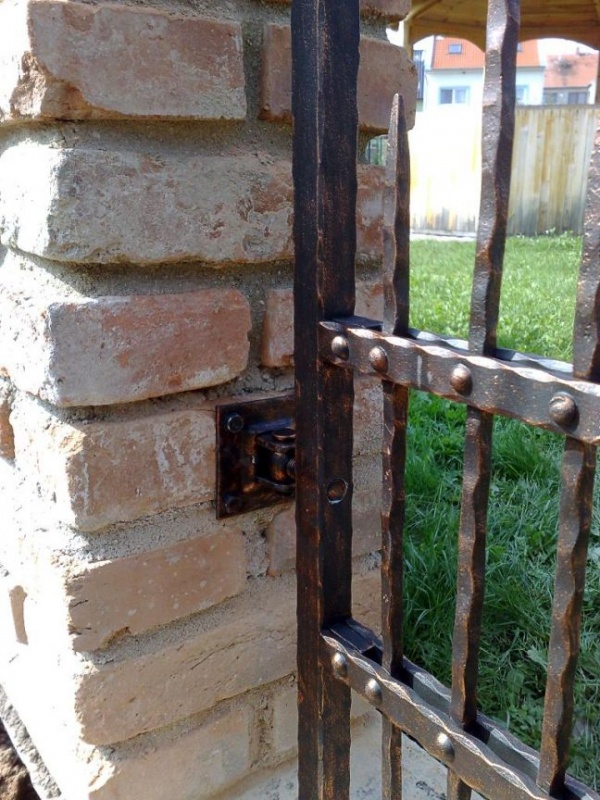 Kovan� branka M�n�n - kovaná branka Měnín 01