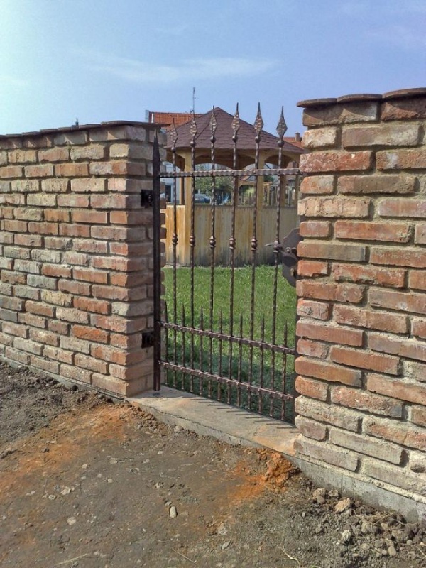 Kovan� branka M�n�n - kovaná branka Měnín 03