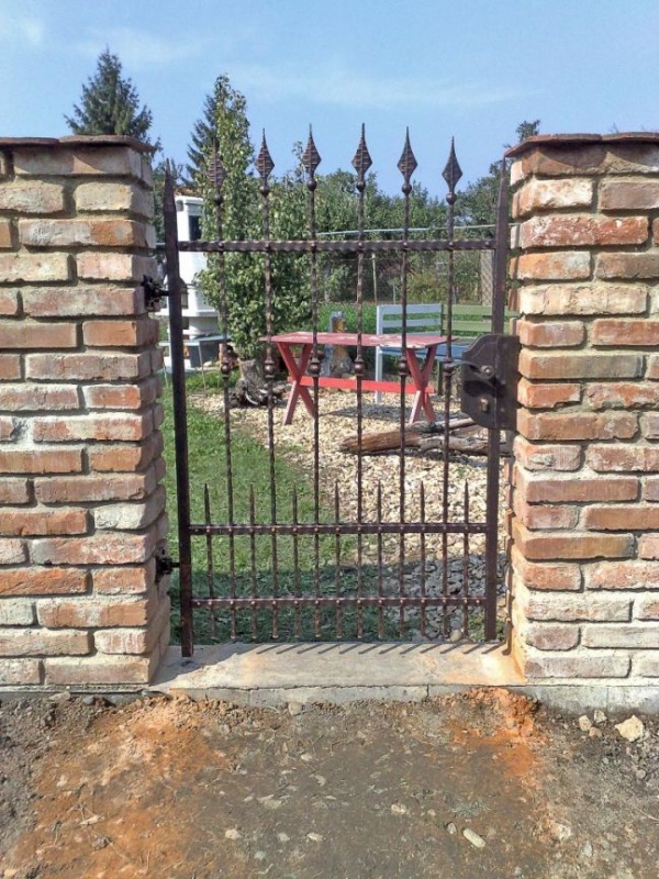 Kovan� branka M�n�n - kovaná branka Měnín 04