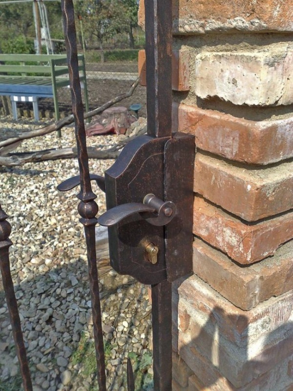 Kovan� branka M�n�n - kovaná branka Měnín 05