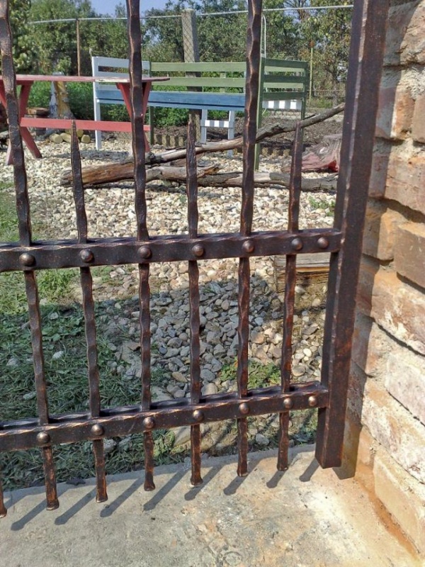 Kovan� branka M�n�n - kovaná branka Měnín 06