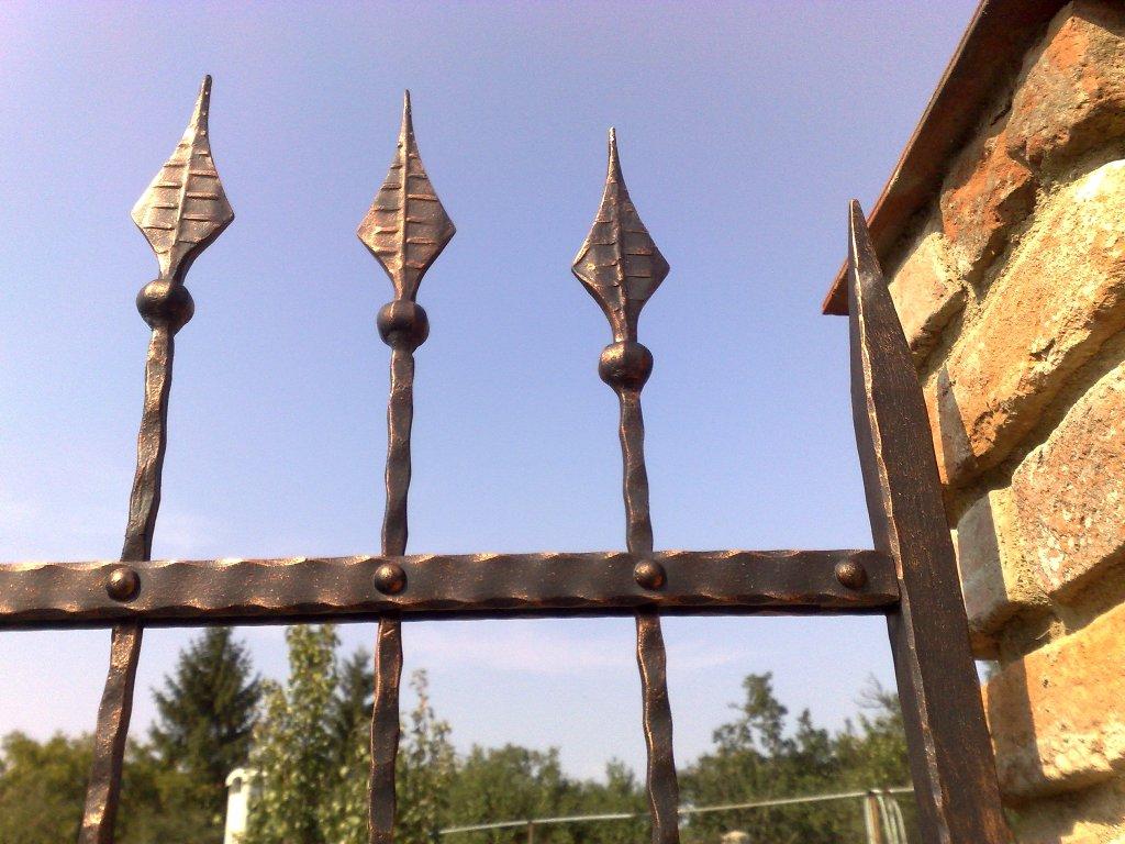 Kovan� branka M�n�n - kovaná branka Měnín 07