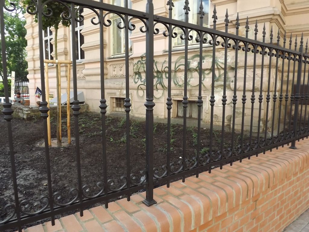 Kovan� branka a plot - Veve�� - Kovaný plot - Veveří_3