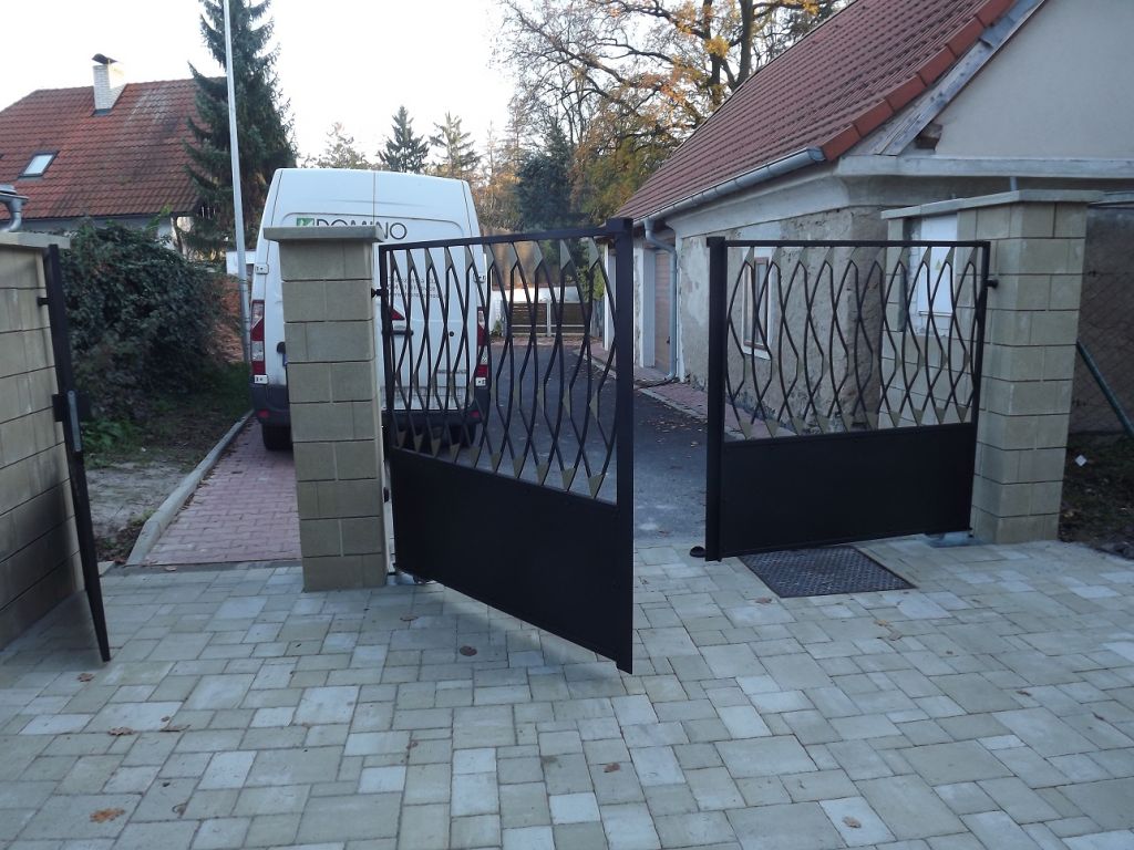 Kovan� br�na, branka, balkonov� z�bradl� Praha Pr�honice - Kovaná brána s podzemním pohonem Praha - Průhonice