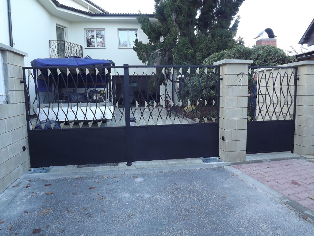 Kovan� br�na, branka, balkonov� z�bradl� Praha Pr�honice - Kovaná dvoukřídlá brána s podzemním pohonem Praha - Pruhonice I